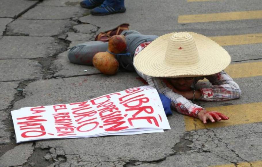 Este hombre se lanzó al suelo con una pancarta donde se podía leer. 'La libre expresión murió'.