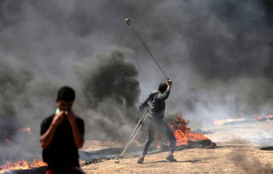 Los manifestantes atacaron a las fuerzas israelíes con cualquier arma que tuviesen a mano, incluso con una honda.
