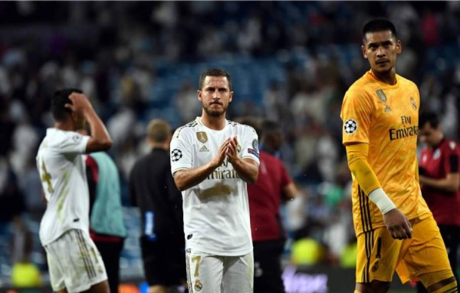 Eden Hazard aplaude el apoyo de los aficionados del Real Madrid.