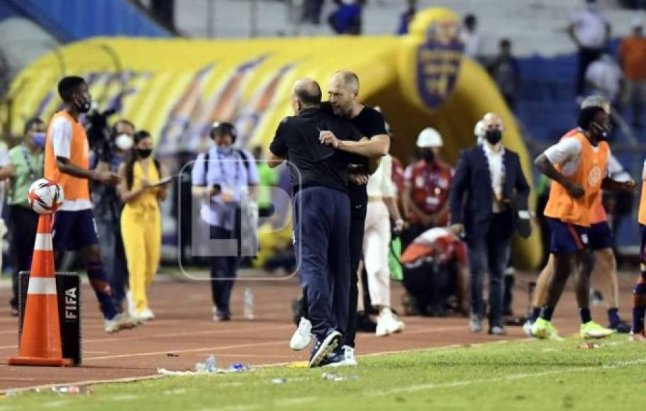 Fabián Coito y Gregg Berhalter se saludan al final del partido.