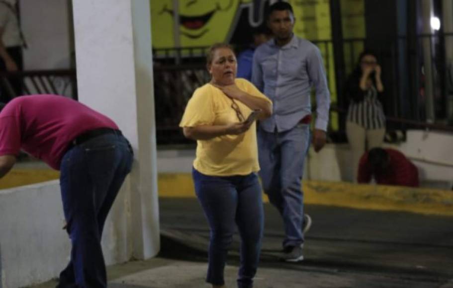 Familiares del vendedor de carros acribillado en San Pedro Sula llegaron a la escena.