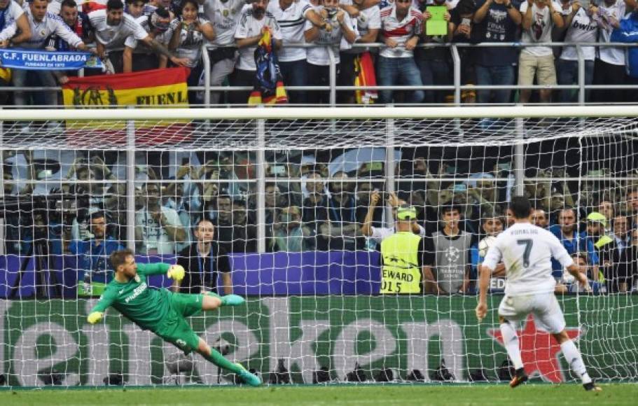Momento en que Cristiano Ronaldo marcaba el penal decisivo. Foto Efe.