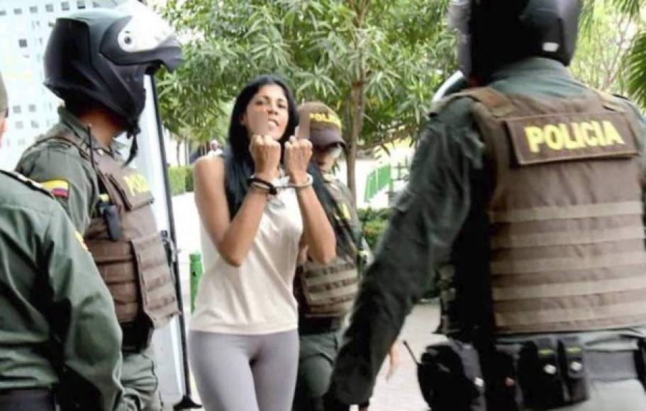 La mujer se mostró desafiante al ingresar a los juzgados de Cartagena, advirtiendo que denunciaría a algunos políticos que solicitaron los servicios sexuales de sus jóvenes, según informó el diario colombiano El Tiempo.