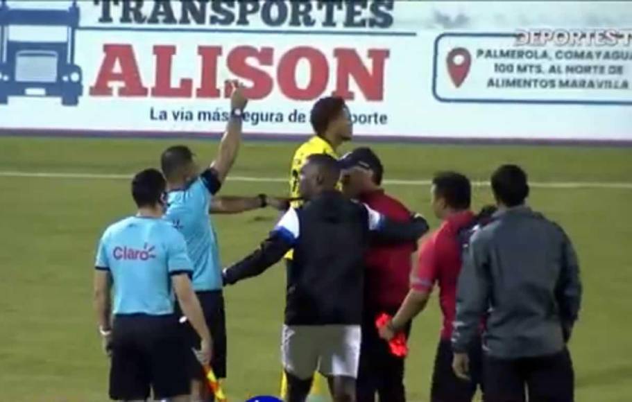 Pedro Troglio le reclamó muy enfadado a Melvin Matamoros y el árbitro le mostró tarjeta amarilla.