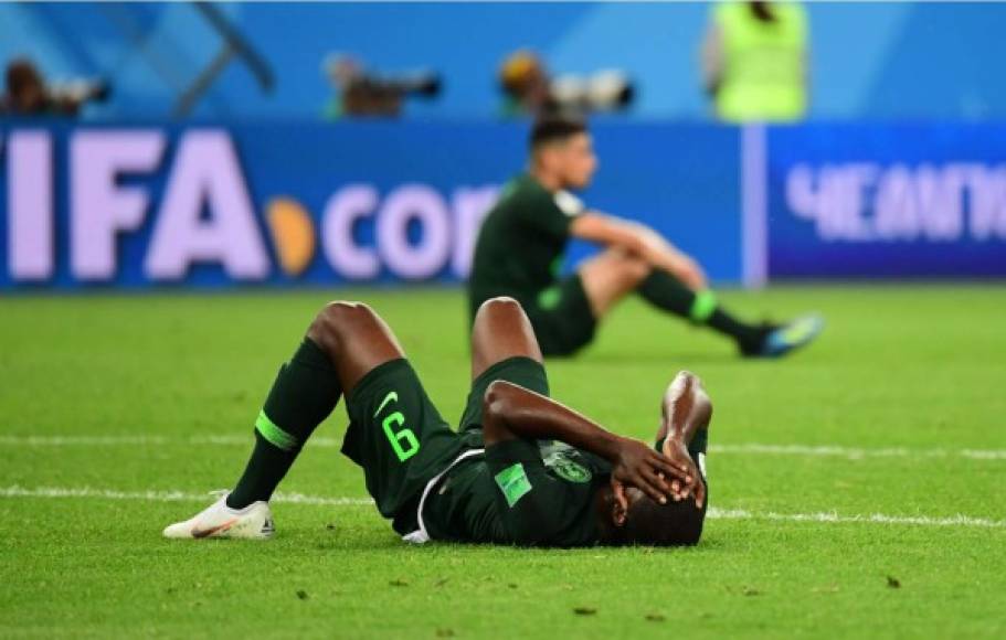 Los jugadores nigerianos, tristes llorando por la eliminación. Foto AFP