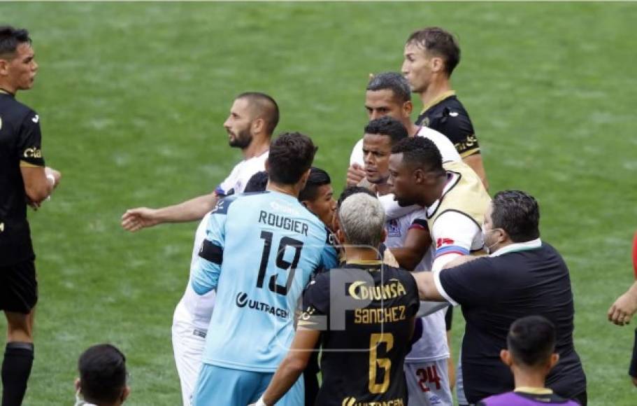 Los jugadores y cuerpo técnico de Olimpia y Motagua protagonizaron una vergonzosa pelea en la cancha del estadio Red Bull Arena.