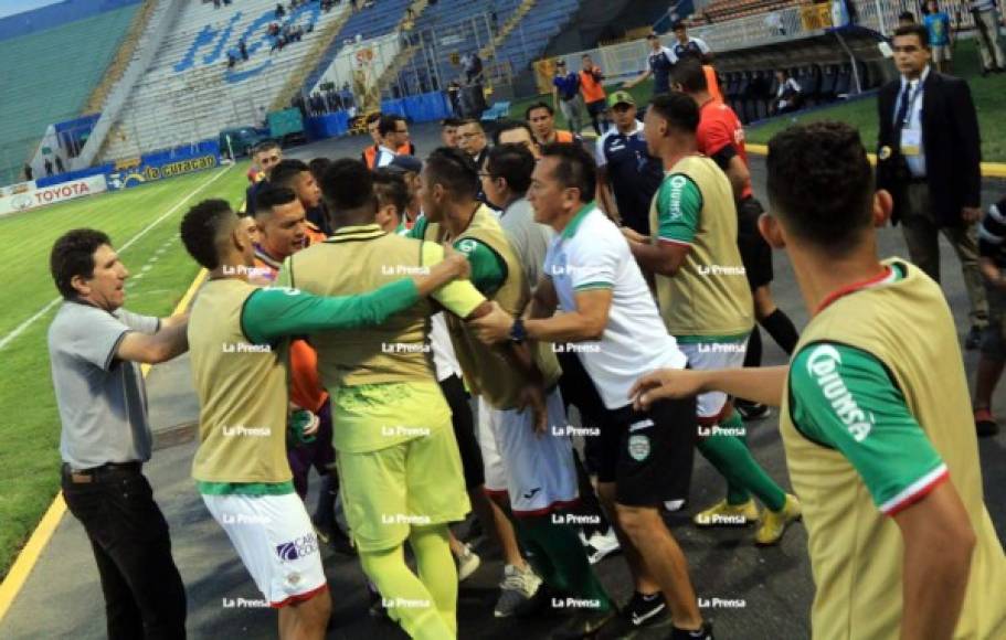 Jugadores y cuerpo técnico del Marathón tuvieron que controlar a John Bodden que se volvió 'loco'.