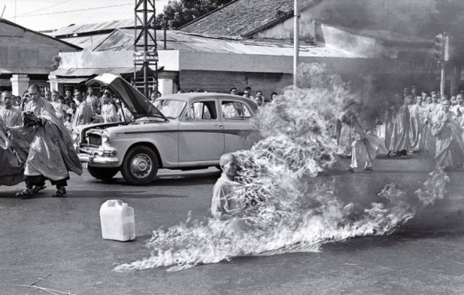 Un monje budista se prendió fuego en Saigón para protestar contra la guerra de Vietnam en 1964. La foto fue tomada por Malcolm Browne.