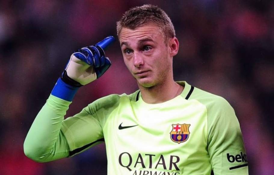 El guardameta del Barcelona, Jasper Cillessen, manifestó su deseo de abandonar del club ante la falta de minutos. Tras este anuncio varios equipos se han mostrado su interés en hacerse con él. El miércoles A Bola publicaba el interés del Benfica. Al conjunto lisboeta se une ahora el Porto y el Valencia.