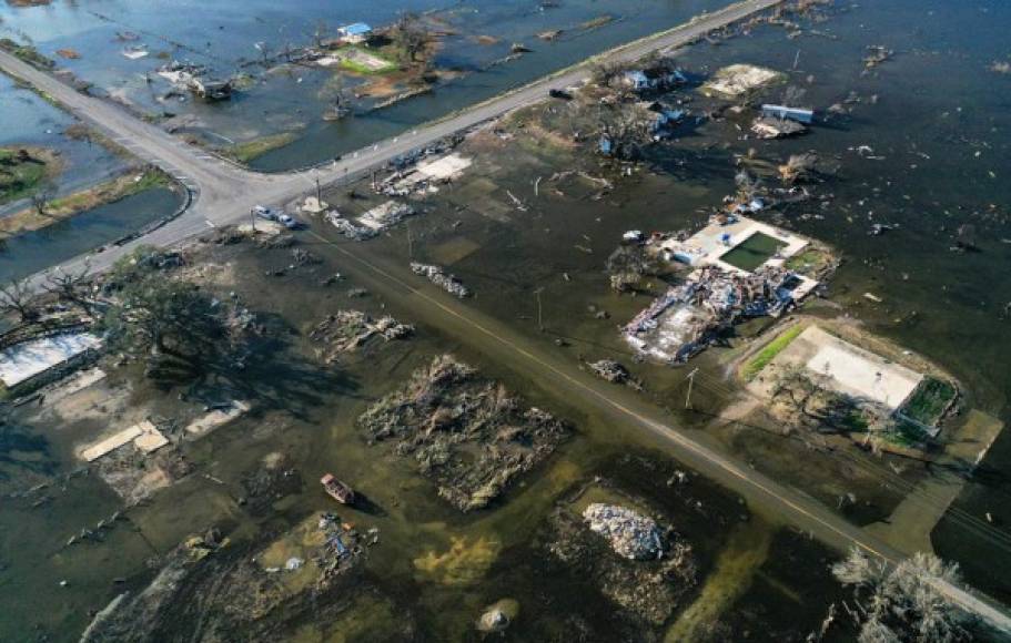 Arthur Durham, un restaurador de 56 años del vecino estado de Texas, afirma que estos desastres son obra del cambio climático.<br/><br/>'Creo que quienes niegan la realidad del cambio climático son bastante tontos. Está bastante claro. He vivido cerca del Golfo de México la mayor parte de mi vida y todo esto es nuevo. Sin los humanos, no tendríamos todo esto', resume.