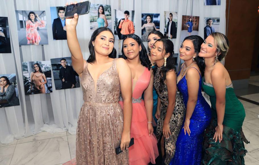 Las infaltables “selfies” plasmaron el recuerdo en los teléfonos de cada senior. 