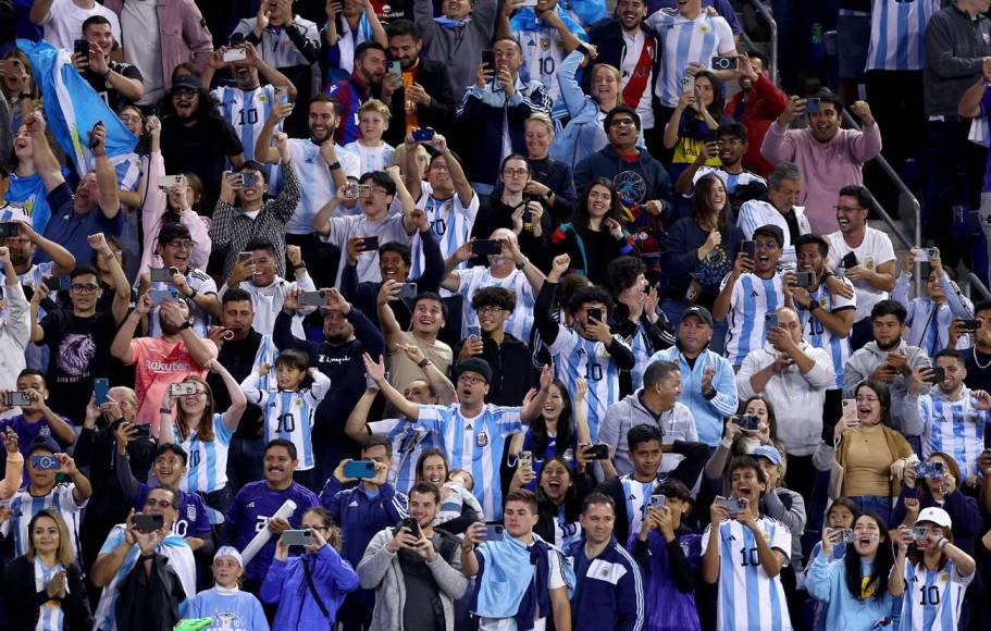 Otra vez los aficionados argentinos abarrotaron el estadio para apoyar a su selección.