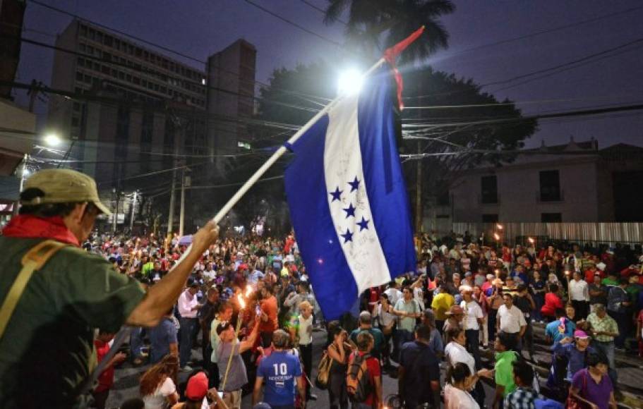 Llevando antorchas encendidas, manifestantes salieron la noche del viernes al céntrico bulevar Morazán en Tegucigalpa, coreando consignas en señal de inconformidad por los decretos aprobados por el Congreso Nacional para la reestructuración de Educación y Salud.