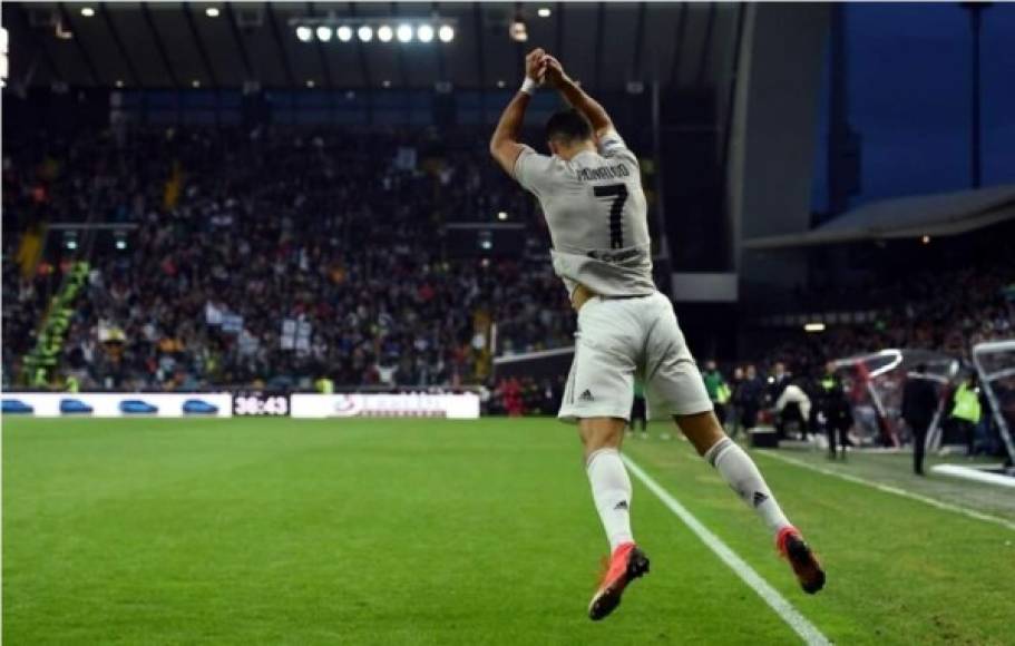 Otra imagen del tremendo salto de Cristiano Ronaldo en su celebración.