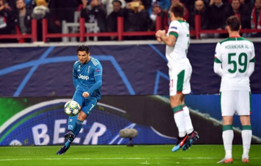 El crack portugués cobrando un tiro libre durante el partido ante Lokomotiv.