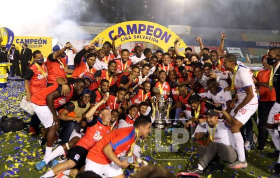 La foto del recuerdo. Los jugadores posando con la Copa 33 del Olimpia.