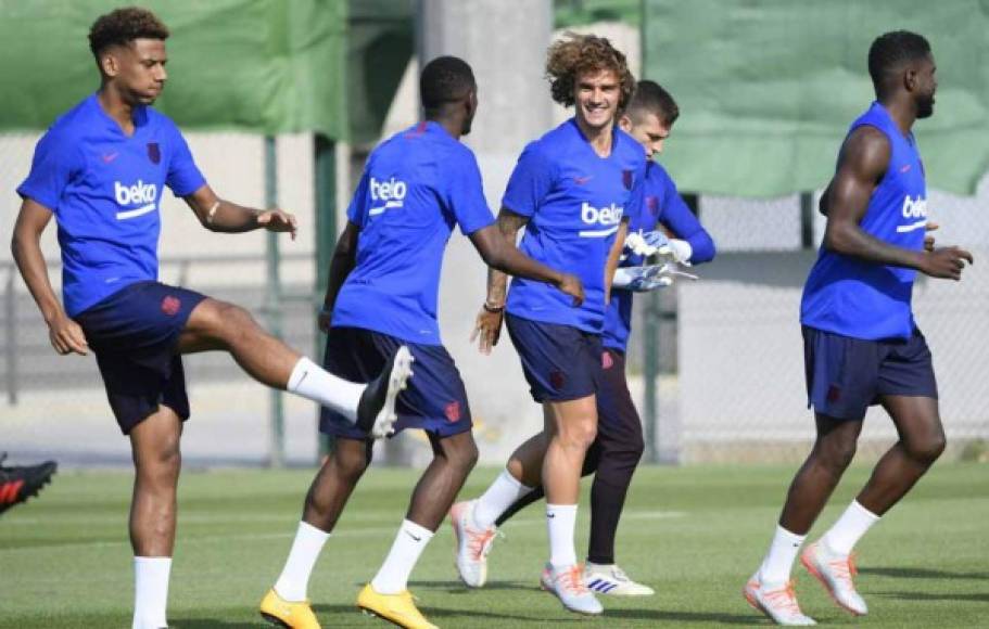 Después de analíticas de sangre, los jugadores disponibles de la primera plantilla aparecieron en el campo de entrenamiento de la ciudad Deportiva de Sant Joan Despí, donde el entrenador Ernesto Valverde dirigió la primera sesión del nuevo curso.