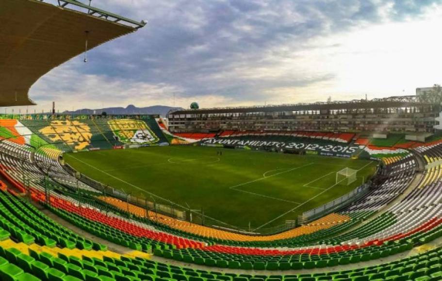 El Estadio León es un estadio de fútbol situado en la ciudad de León, en el estado de Guanajuato en México. Cuenta con un aforo de 31,000 espectadores y sufrió un incendio la tarde del sábado.