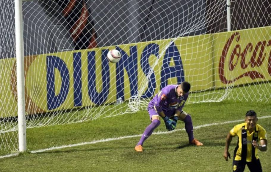 Jonathan Rougier se quedó heleado y solo observó como el balón entraba en su portería tras el potente disparo de Jhow Benavídez para el 1-0 del Real España.