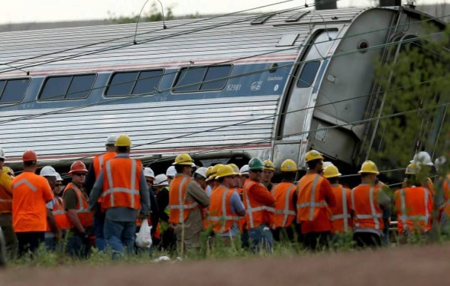 Un tren descarriló la noche del martes en Filadelfia, lo que dejó al menos 6 muertos, según las autoridades.