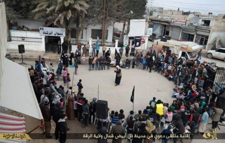 Los yihadistas predican en las plazas el mensaje de Alá, tratando de convertir a todos los ciudadanos al Islam.