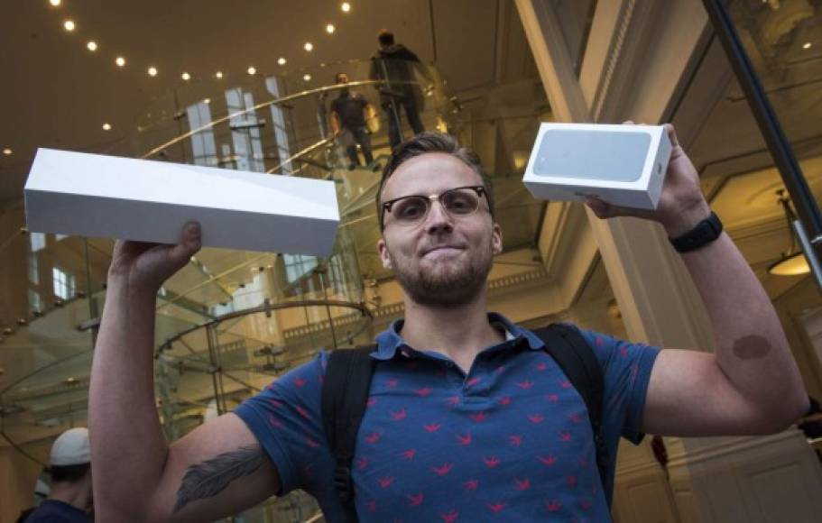 Este comprador de Amsterdam, Holanda, no solo compró el iPhone, sino que se llevó también el nuevo Apple Watch.