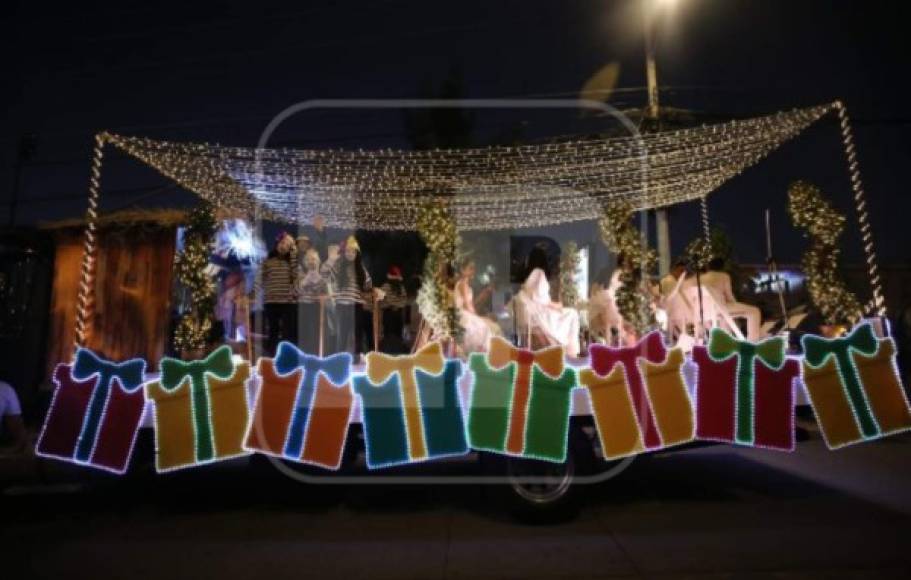 Cientos de capitalinos comenzaron ha disfrutar de la Navidad este domingo con el desfile de carrozas y bandas en el bulegar Suyapa de Tegucigalpa.