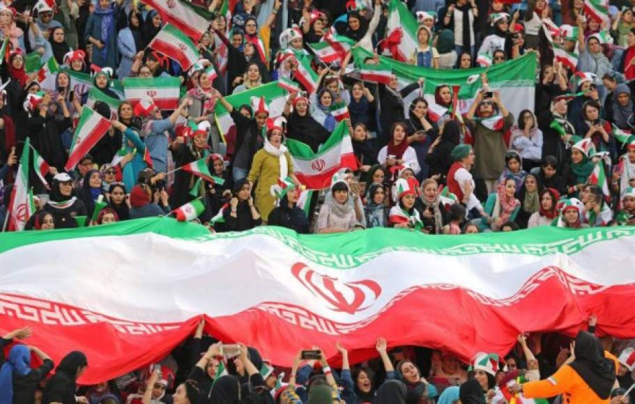 Las mujeres iraníes rompieron hoy un tabú con su entrada al estadio Azadi de Teherán, donde fueron las protagonistas indiscutibles del partido clasificatorio del Mundial entre las selecciones de Irán y Camboya.