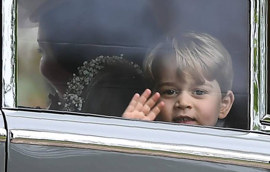 El príncipe George de tres años cuando se dirigía a la iglesia. El pequeño siempre acapara las miradas.