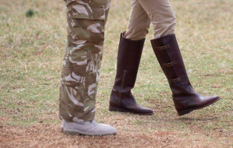 La primera dama cambio sus tradicionales stilettos por un par de botas para realizar su safari.