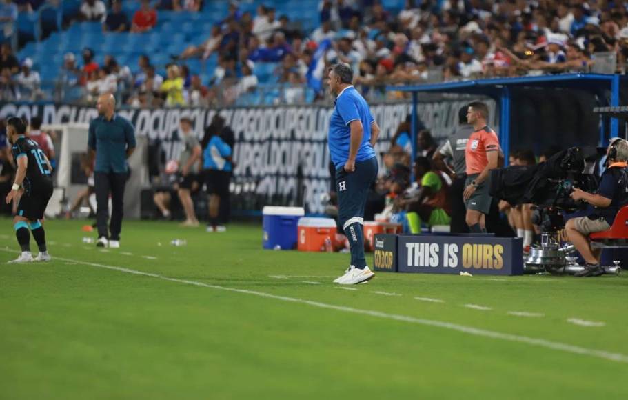 Diego Vázquez muy atento a los movimientos de sus jugadores en el partido ante Haití.