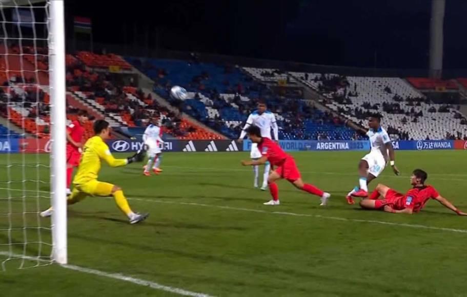 Daniel Carter Bodden tenía todo para marcar el gol del triunfo, pero disparó por arriba del arco coreano.