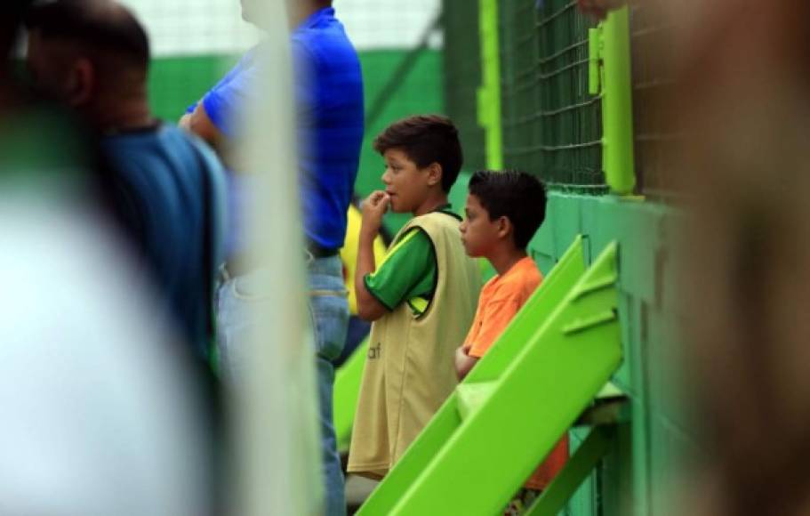 ¿Y los balones? Los recogepelotas fueron captados sin balones en los últimos minutos del partido con el marcador 3-2.