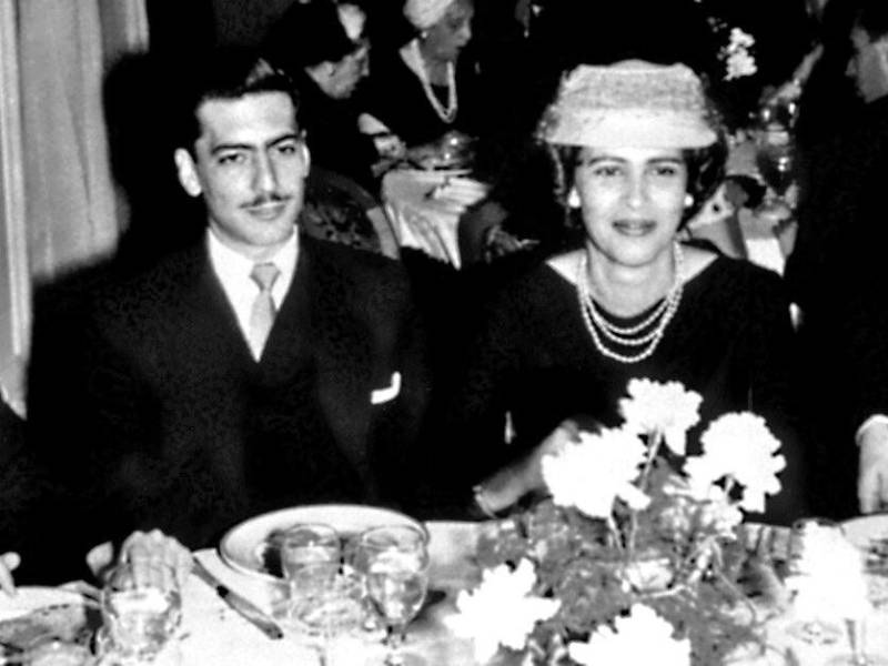 Mario Vargas Llosa con primer esposa, su tía política, Julia Urquidi.