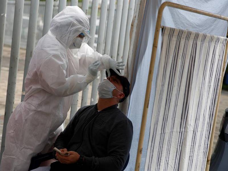 Un hombre se practica una prueba para detectar coronavirus.