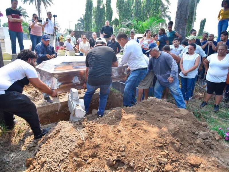 <b>Consternación. Familiares y amigos de Claudia Munguía lloraron su partida ayer en su entierro.</b>