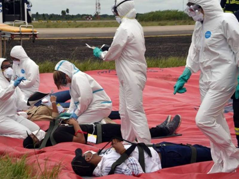 Los paramédicos de la Unidad de Salud Departamental de Santa Cruz realizaron ayer un simulacro de contención en el Aeropuerto Internacional Viru Viru, en el contexto de la emergencia mundial de coronavirus, en Santa Cruz, Bolivia. AFP.