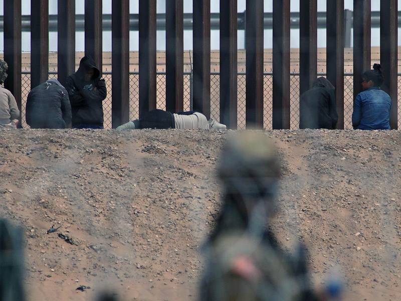 Trump no descarta la creación de campos de detención para migrantes.