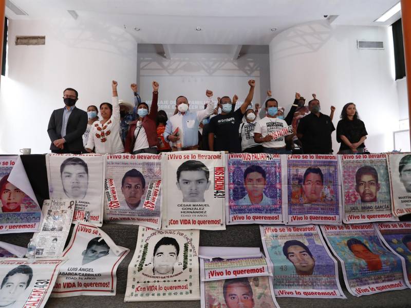 Familiares de los 43 estudiantes desaparecidos se mostraron indignados con las autoridades tras un nuevo informe del grupo de expertos de la CIDH que reveló la intervención del Ejército en la investigación.