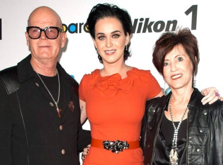 Katy Perry y su madre Mary Hudson: Hudson es cristiana evangélica y su marido Keith, pastor. La progenitora de Kate ha dejado claro en más de una ocasión que no le gustan las vestimentas de su hija y mucho menos las atrevidas letras de sus canciones. <br/>