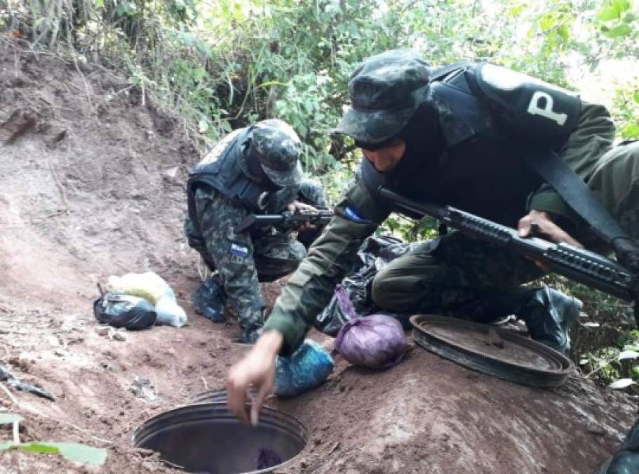 350 libras de marihuana fueron halladas en cuatro caletas que estaban enterradas en un cerro entre las colonias La Sosa y La Mololoa de Tegucigalpa. El hallazgo se produjo el jueves.