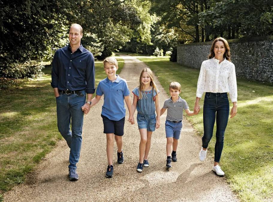 Siguiendo el ejemplo de su fallecida abuela, Isabel II, e incluso citándola directamente en algunas ocasiones, el príncipe William pronunció ayer jueves su primer discurso de Navidad en calidad de heredero directo al trono británico, asumido el pasado mes de septiembre por su padre Carlos tras el inesperado deceso de la anterior soberana.