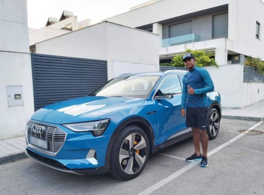 'Choco Lozano ya disfruta de sus días con el Audi e-tron, cortesía de la Red Oficial de Concesionarios Audi de la Provincia de Cádiz, por haber sido elegido por vosotros como Jugador #EléctricoDeLaJornada. ¡Enhorabuena, y a disfrutarlo!', publicó el Grupo Solera, quien le entregó el vehículo al hondureño.