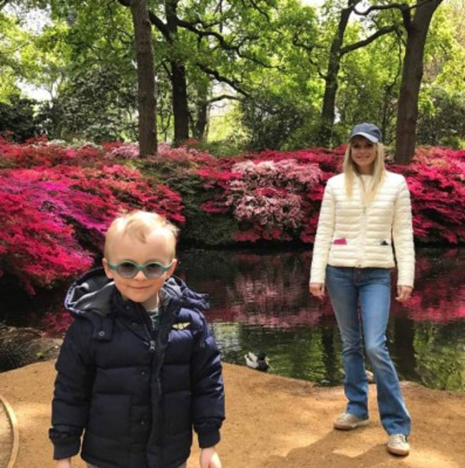 Chris: 'Un gran beso y abrazo a mi esposa Anna y a mi dulce hijo. Los extraño tanto. Los amo. Como ven Jack se ve más grande que Anna por la perspectiva. ¿Qué tan bellos son? y las azaleas en el parque. Feliz Día de la madre'.