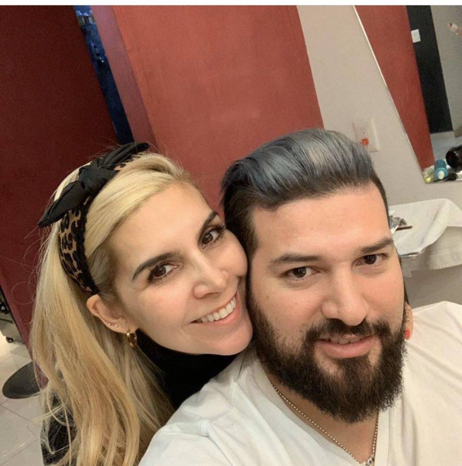 “Yo no estoy llena de odio como esa familia de vividores, al contrario, he superado este tema, pero hoy en día si he regresado al pasado es porque necesitamos que se evidencie la forma en que opera, en que trabaja, esto que ya se convirtió en una secta de zombis, que se convirtió también en un negocio para ellos, para esta familia de vividores, de parásitos, nadie más se beneficia más que ellos”, agregó la artista mexicana.