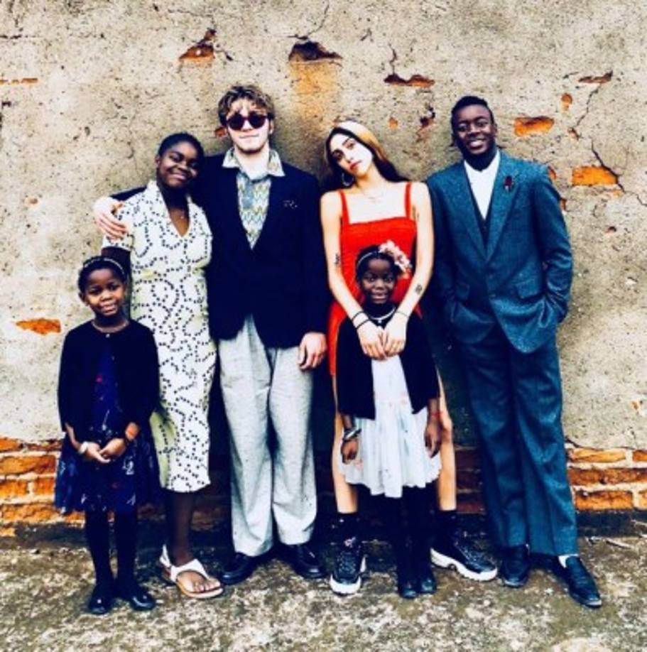 Madonna agradeció por su numerosa familia. '¡Por lo que estoy más AGRADECIDA! Mis hijos me han guiado por carreteras y han abierto puertas que nunca imaginé que pasaría. ♥ ️ La fama, la fortuna y los récors rotos nunca podrían igualar lo que atesoro y valoro más... ¡Feliz día de Acción de Gracias desde Malawi! ', escribió la reina del pop.<br/><br/><br/>