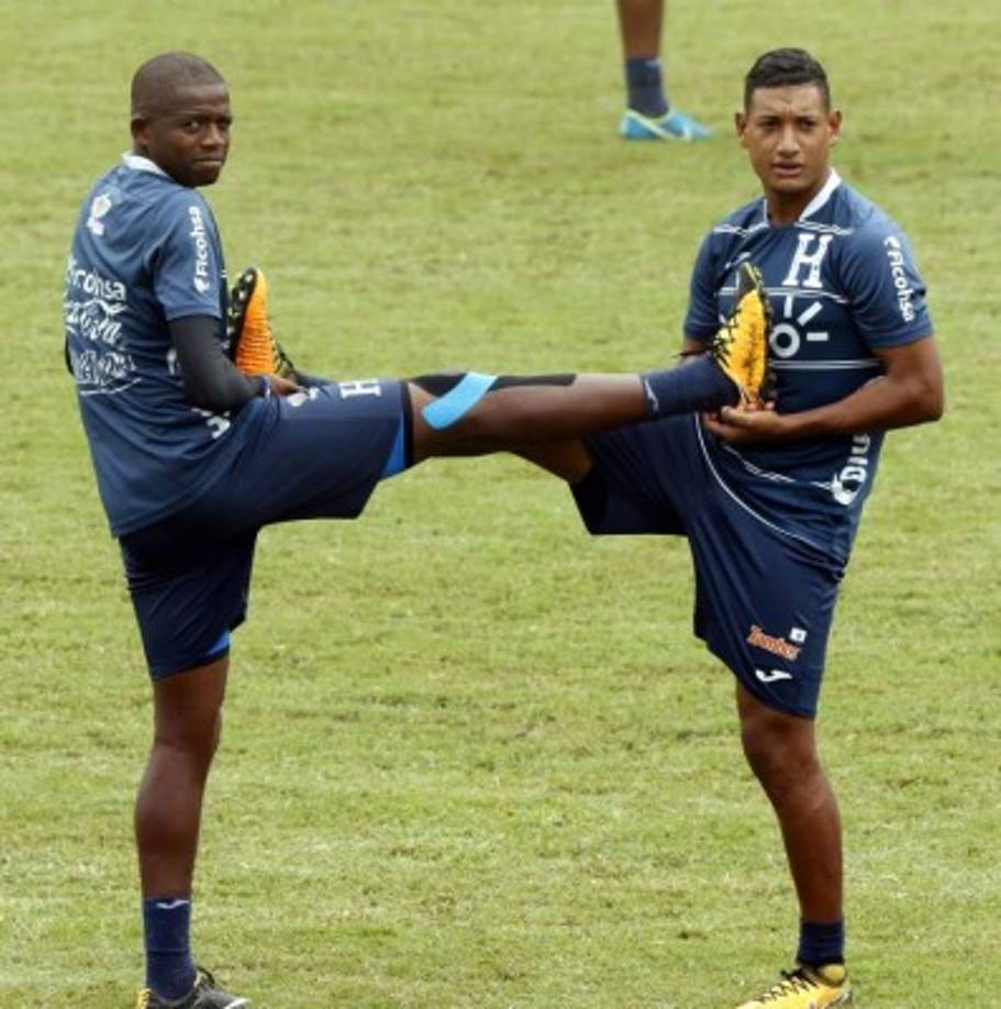 Boniek García y Bryan Acosta haciendo trabajos de estiramiento.
