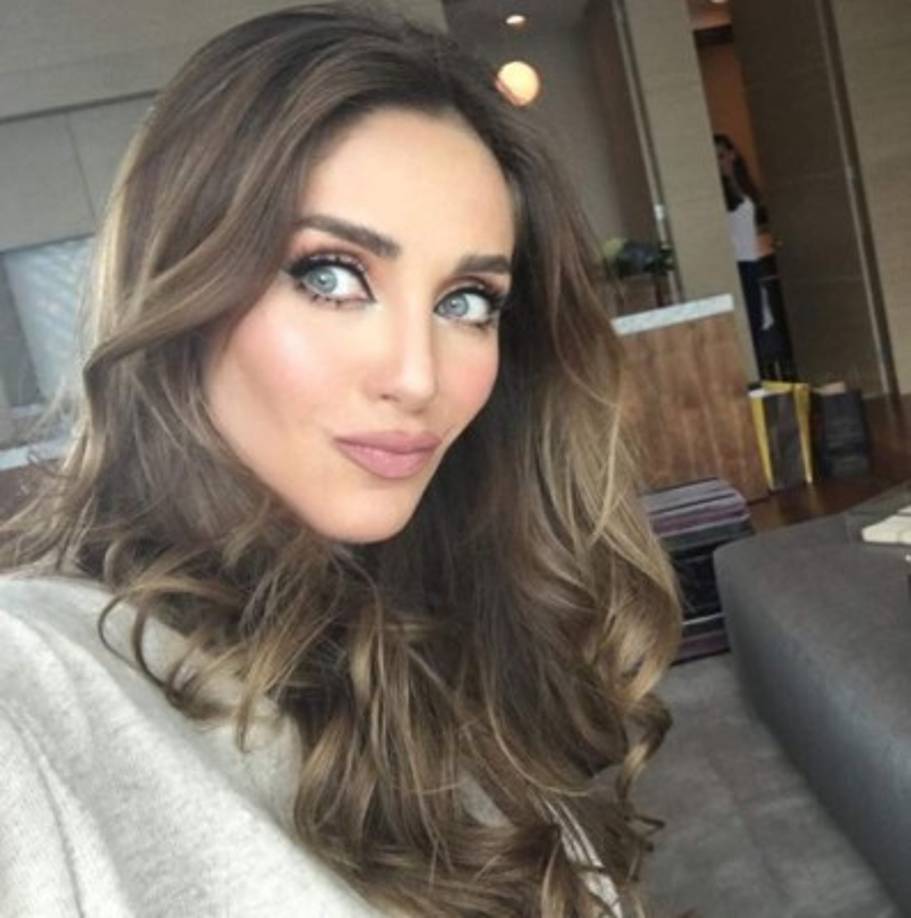 Aunque se dedica tiempo completo a ser mamá trata de cuidar su imagen y mantener su rostro y cuerpo muy lozanos.