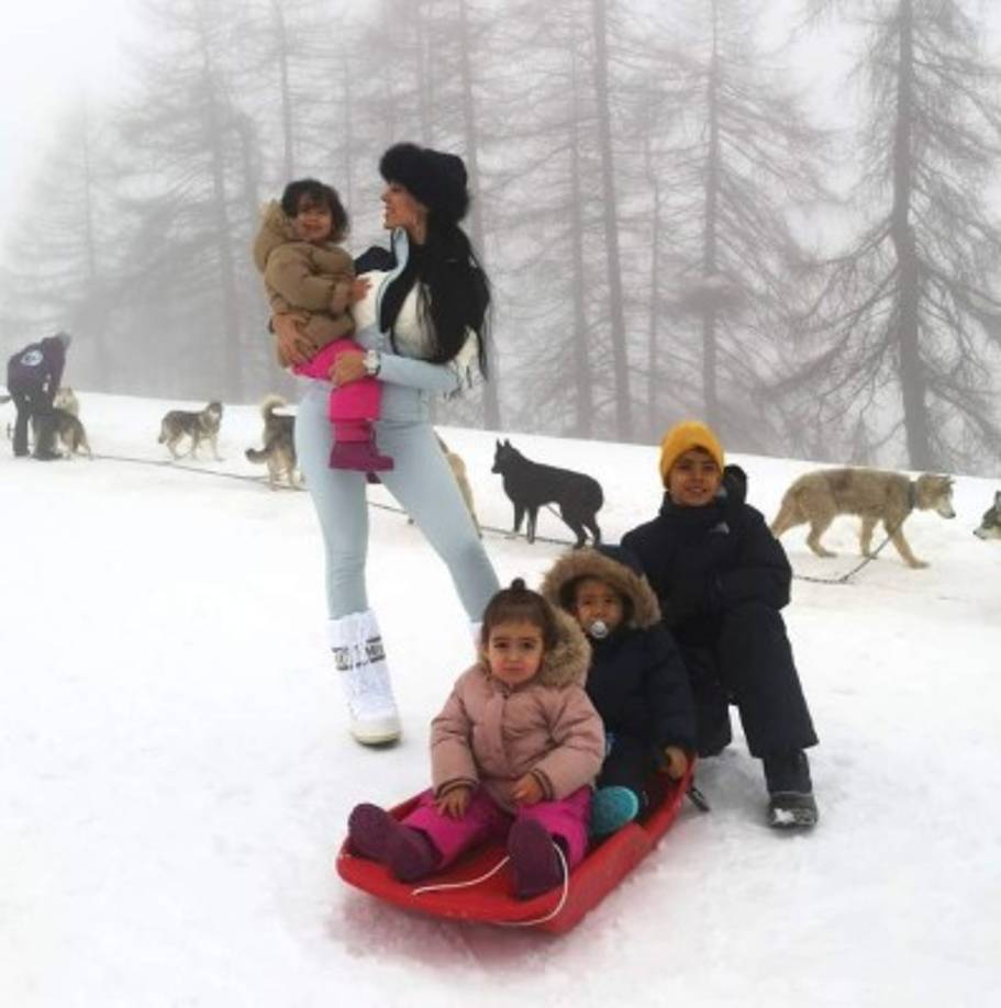 En las imágenes Gio se ha congratulado asimismo de las alegrías que le brindan sus retoños cuando se dirigen a ella con el apelativo de 'mamá'. <br/><br/>