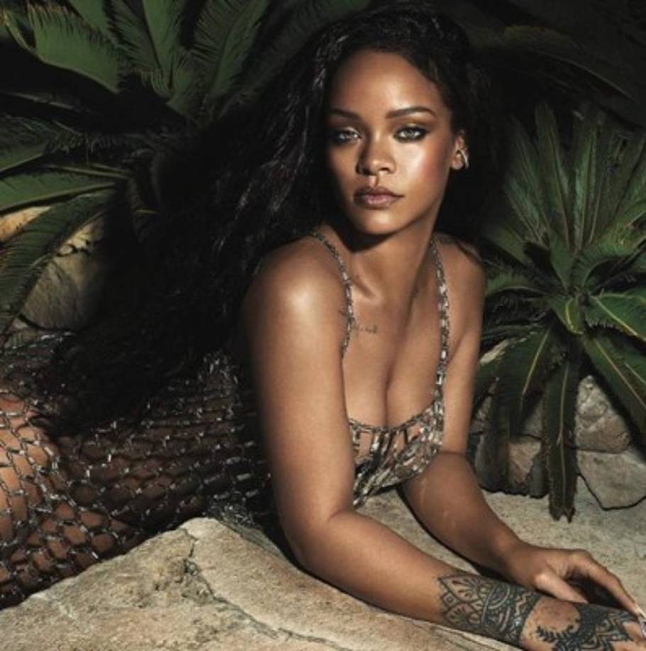 También, es la artista solista con más certificaciones oficiales a nivel mundial de la historia con 220,4 millones de ventas certificadas por todo el planeta, y solo superada por el grupo musical británico The Beatles.<br/><br/>Spotify le otorgó el título de la artista femenina más escuchada de todos los tiempos.